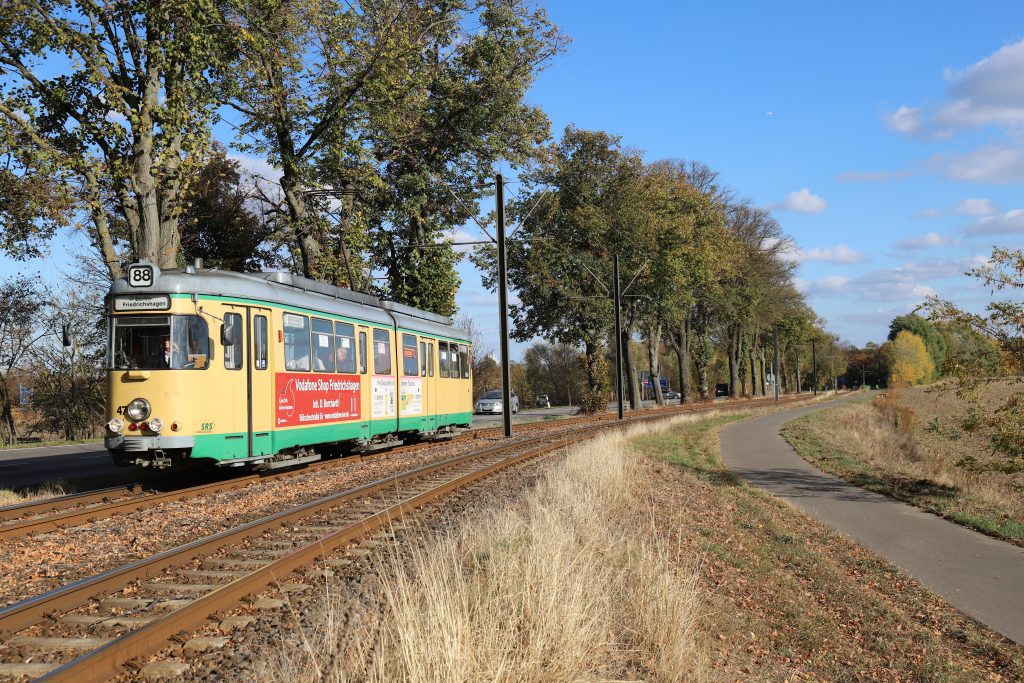 The 1973-built tramcar 47 has been procured 2nd hand from the Heidelberg tram network (formerly no. 237) in 2006. It is seen here on the suburban track section between Schöneiche and Rüdersdorf where the tram looks rather like an interurban. Foto: Urban Transport Magazine